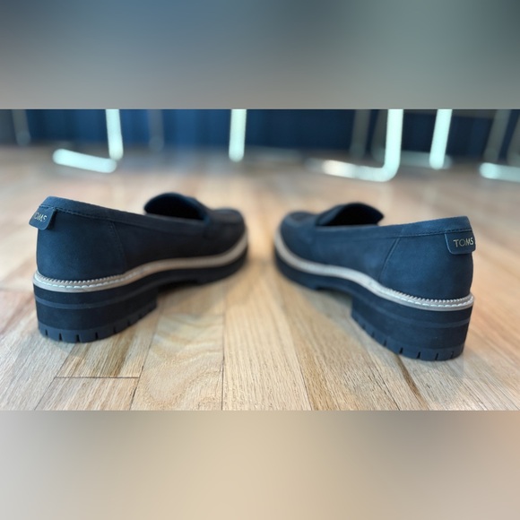 TOMS Cara Penny Loafer Lug Sole Black Leather Platform Slip On Comfy Women’s 10 - Picture 10 of 13
